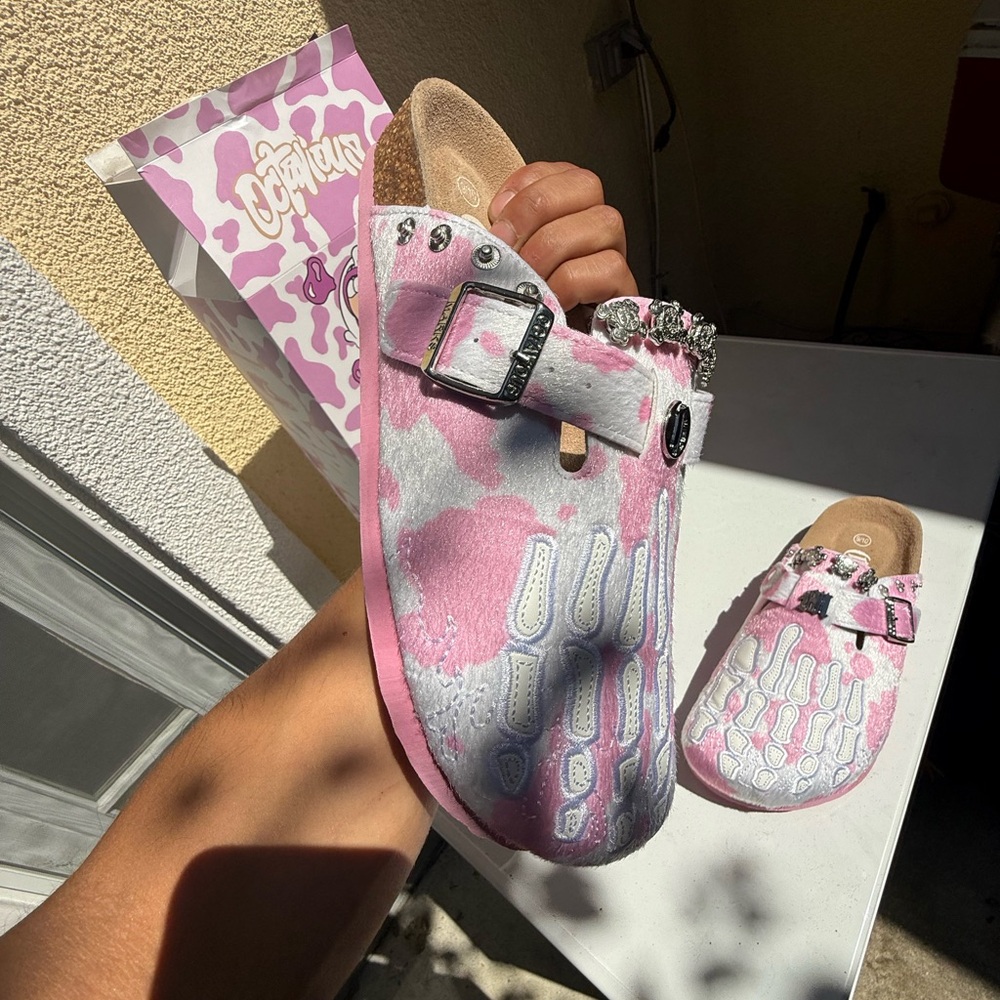 OMNEWYORK Octavious Marks Clog 'Our Lait La Fraise Strawberry Milk' 9/10